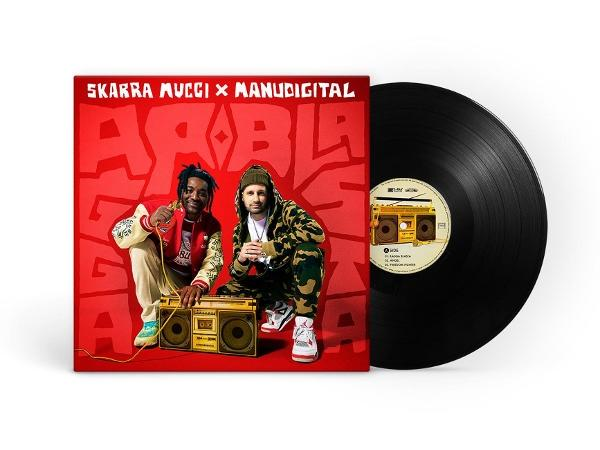 Albumcover mit zwei Männern, rotem Hintergrund und schwarzer Schallplatte. Ein Mann trägt eine rote Jacke, der andere Camouflage. Vorne eine Boombox.