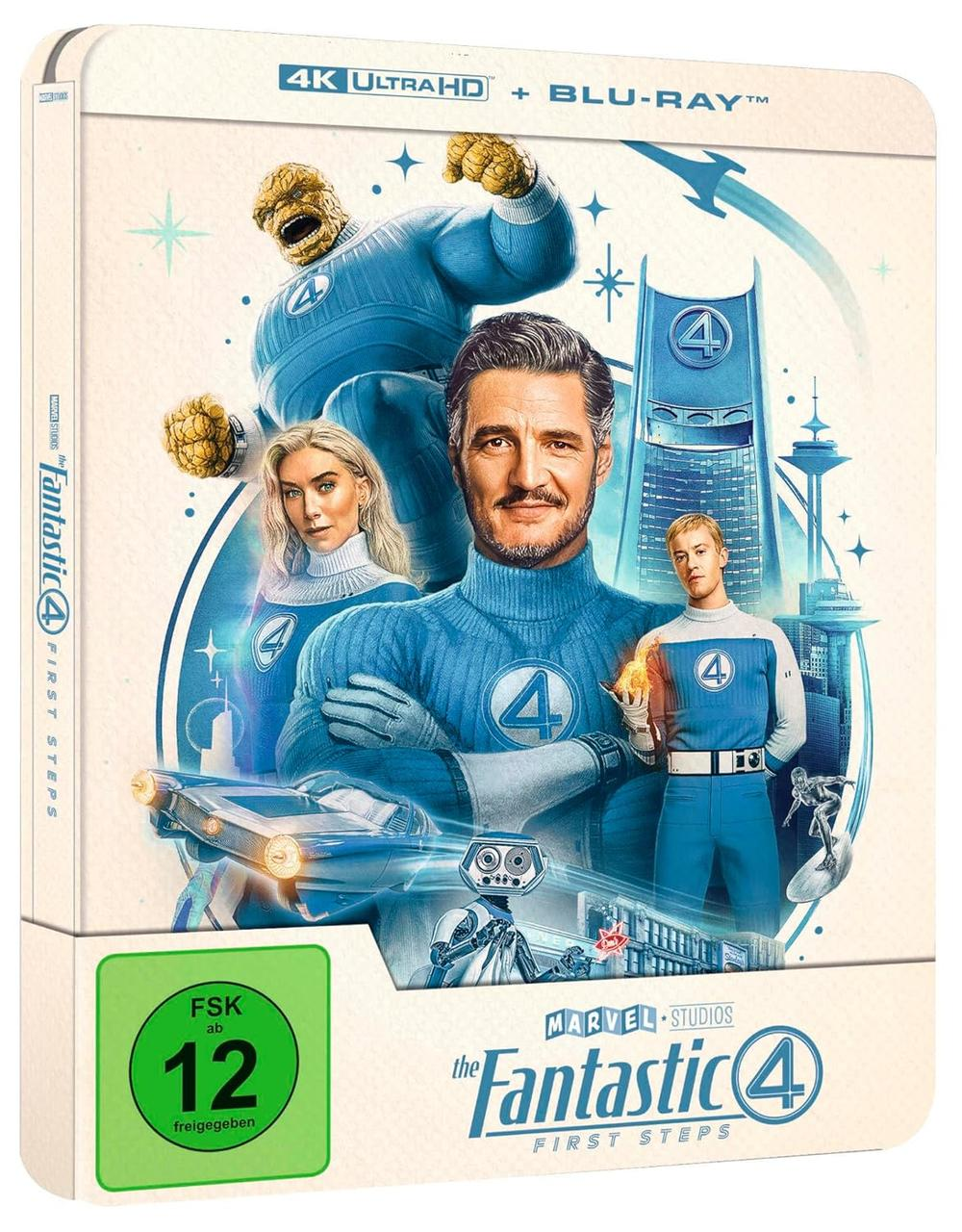 Das Cover zeigt die Fantastischen Vier in ihren blauen Anzügen vor einem städtischen Hintergrund.