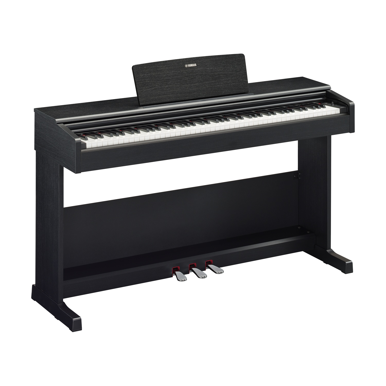 Un pianoforte digitale Yamaha nero. Ha tasti bianchi e neri, un leggio e tre pedali. Lo sfondo è bianco.
