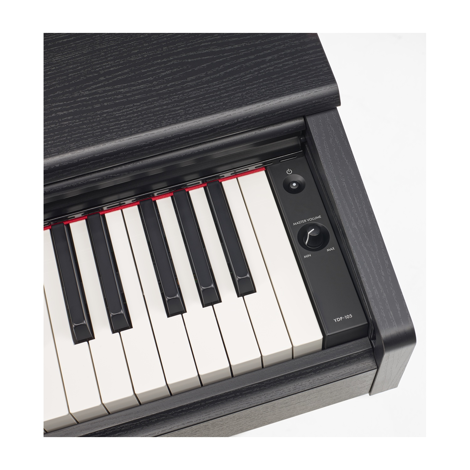 Primo piano di un pianoforte digitale nero. Sono visibili tasti bianchi e neri, comandi del volume e pulsante di accensione.