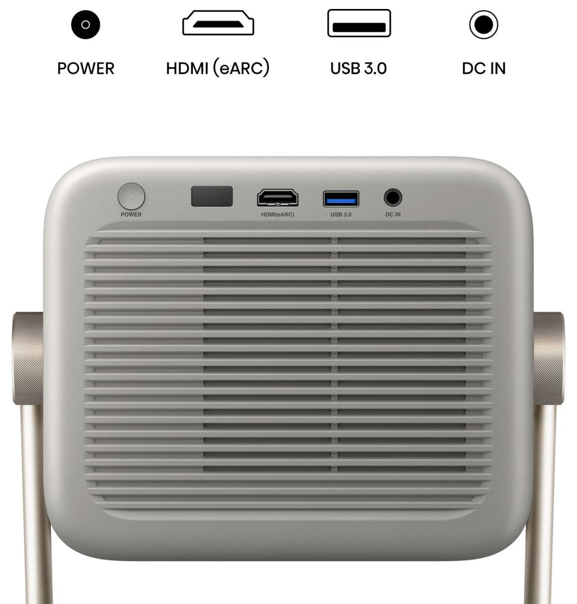 Widok z tyłu projektora z portami zasilania, HDMI, USB i wejściem DC. Ma szary korpus z kratką głośnika i złotymi nogami.