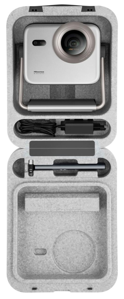 Projektor, zasilacz i akcesoria są starannie ułożone w szarej, otwartej walizce. Projektor jest biały z dużą soczewką.