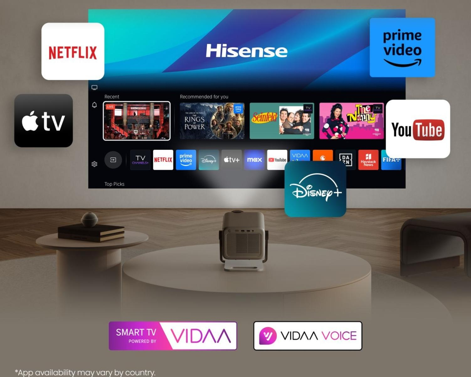 Telewizor Hisense wyświetla aplikacje, takie jak Netflix i YouTube. Projektor stoi na stole. W tle widać sofę.