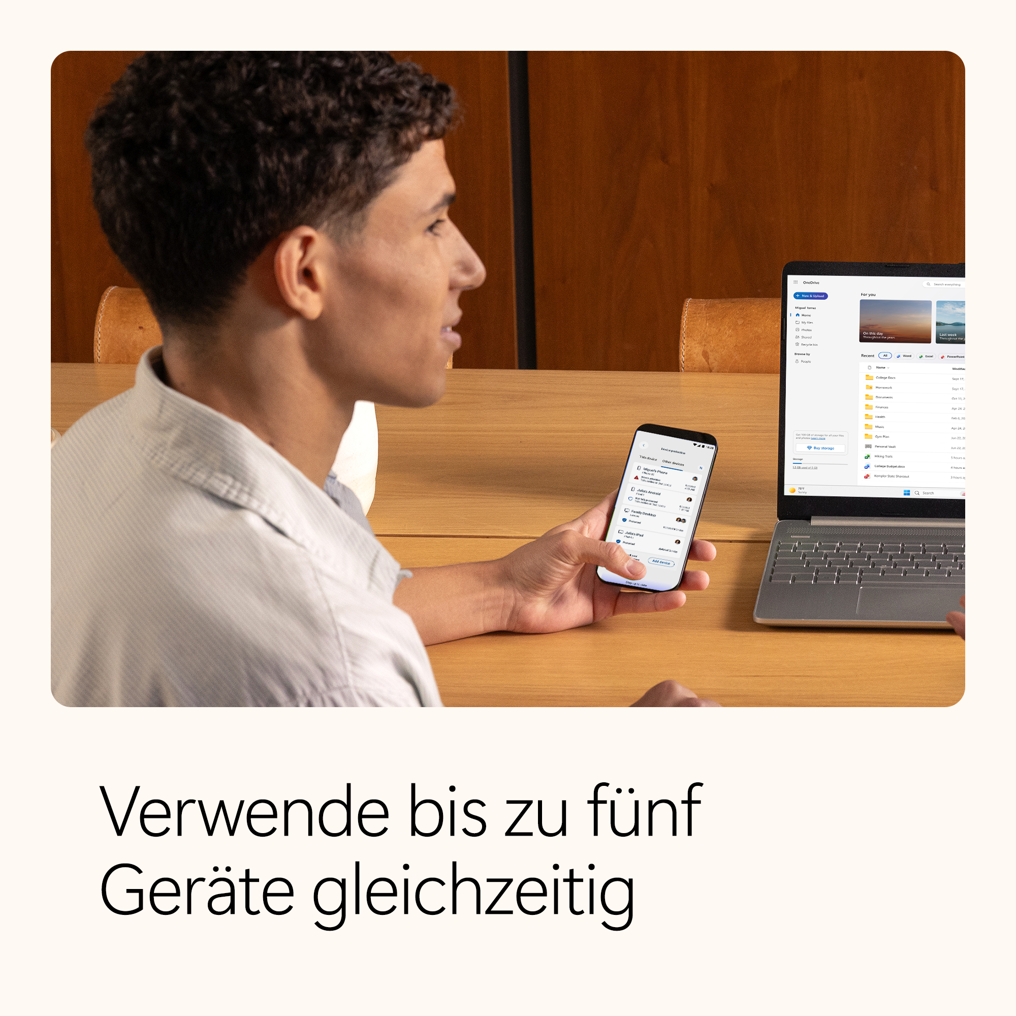 Ein Mann benutzt Handy und Laptop. Beide Bildschirme zeigen Daten, mehrere Geräte gleichzeitig.