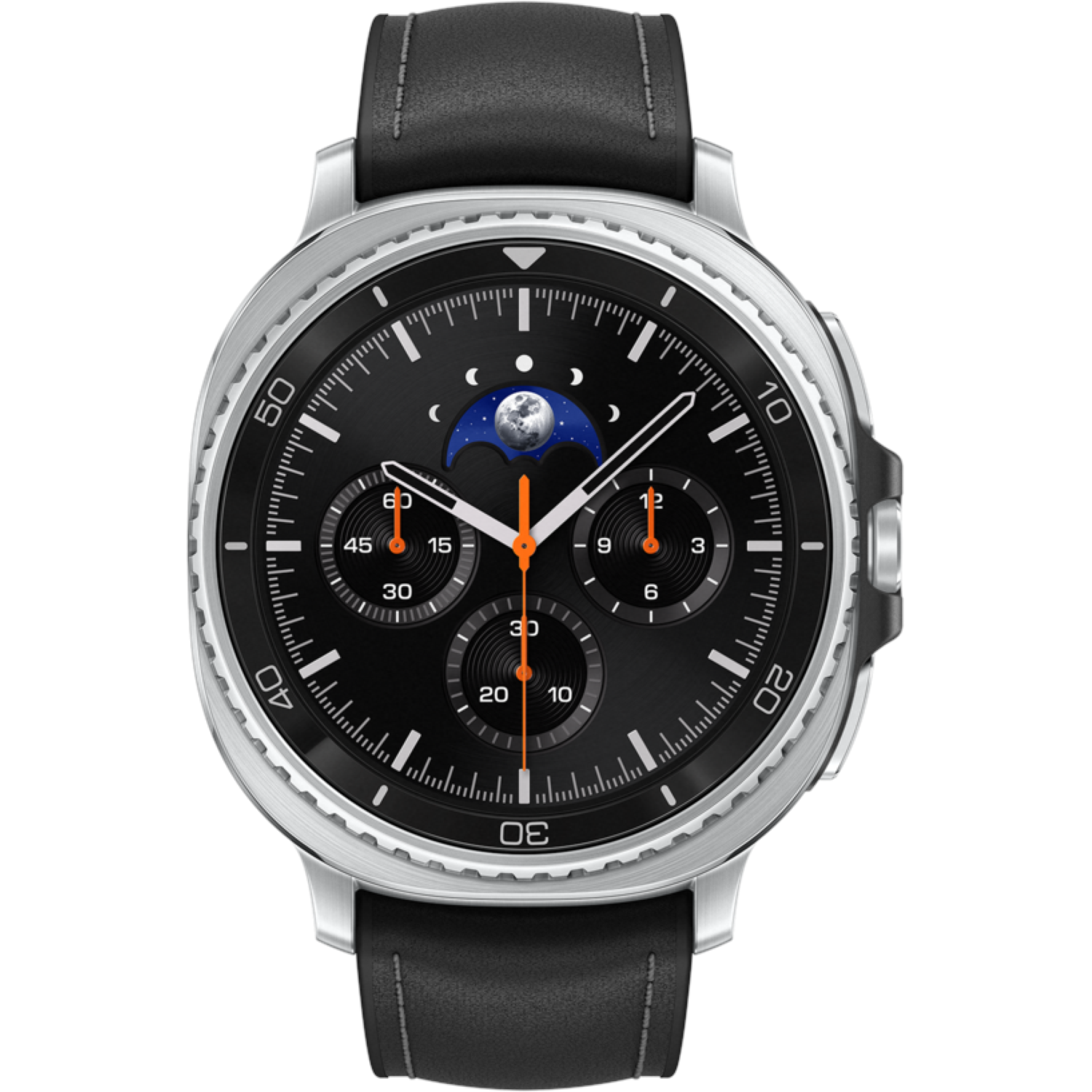 Een zilveren smartwatch met zwarte wijzerplaat, drie subwijzerplaten, een oranje secondewijzer en een zwarte leren band. Maanfase.