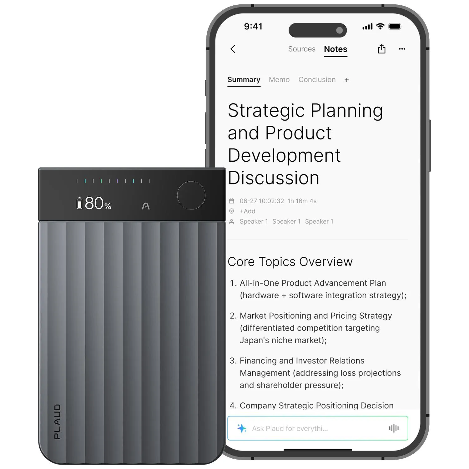 Un smartphone affiche des notes, un appareil Plaud gris à gauche. L'écran affiche un résumé de la réunion.