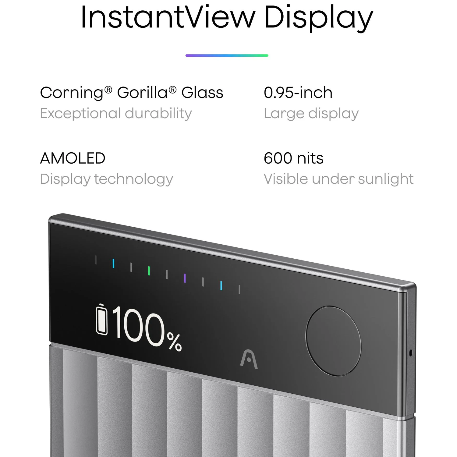 Gros plan d'un appareil affichant 100% de batterie. Il possède un petit écran avec des barres colorées, un bouton et le logo 'A'.
