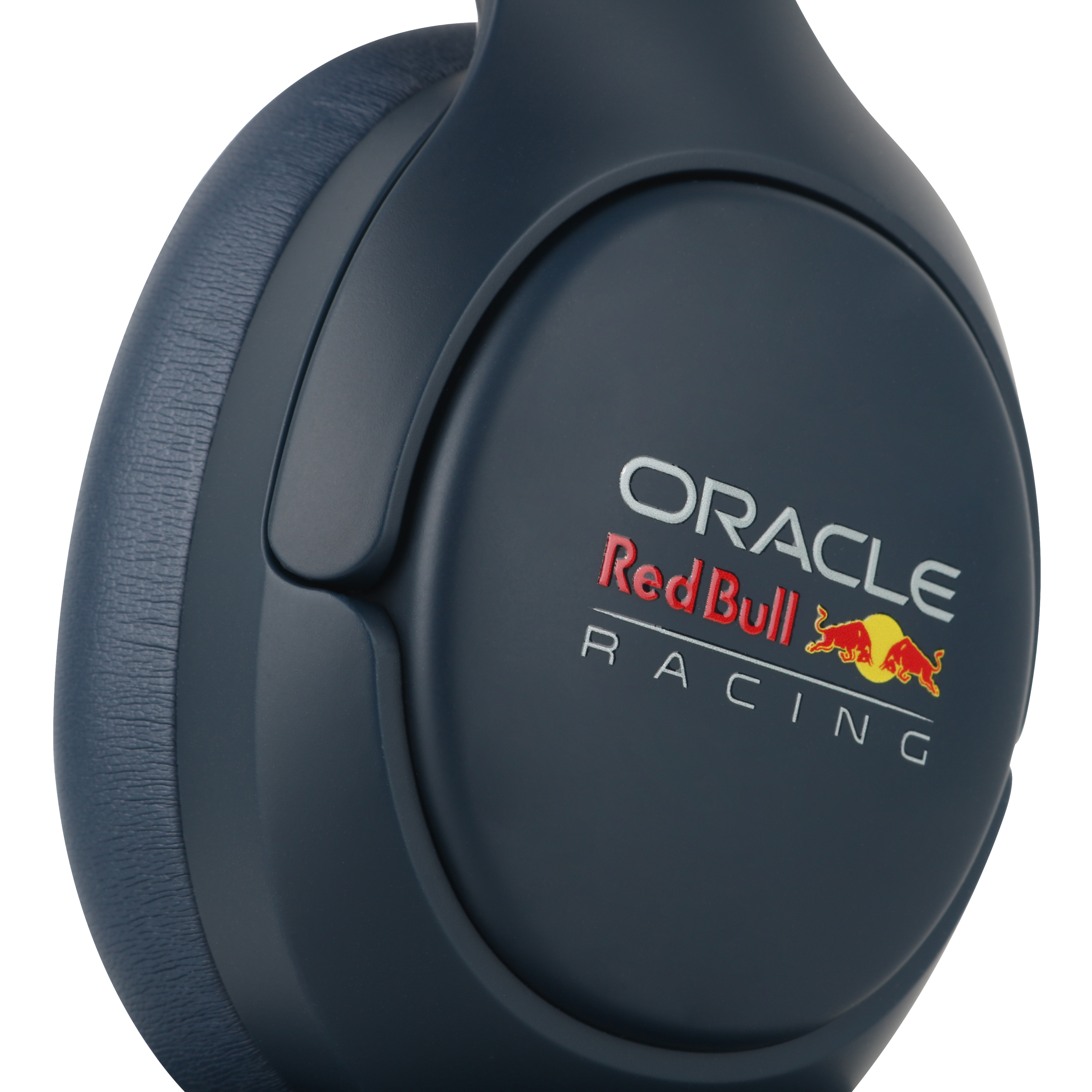 Dunkelblaue Kopfhörer mit dem Red Bull Racing-Logo. Die Ohrmuschel ist strukturiert und der Hintergrund ist weiß.