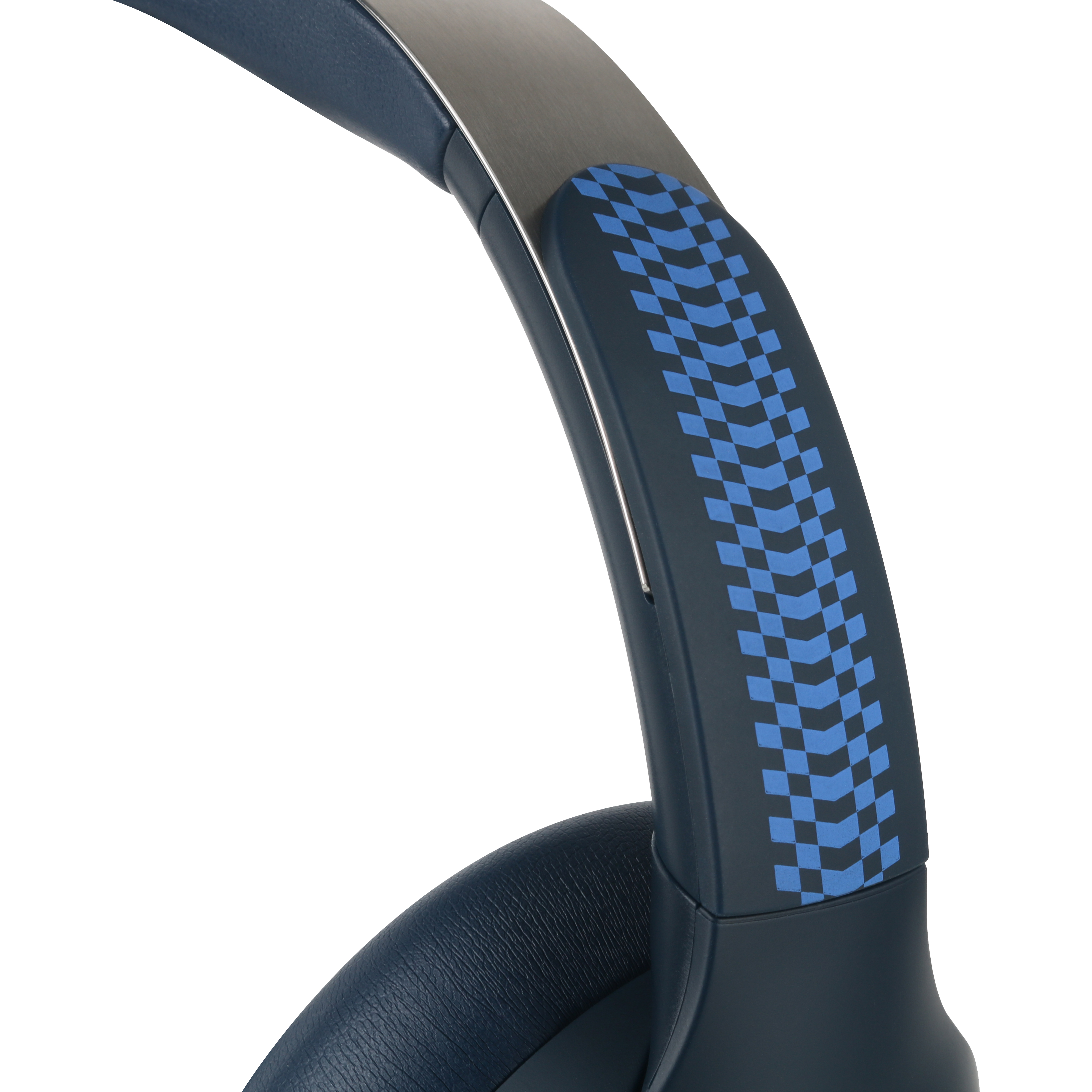 Nahaufnahme eines blauen und silbernen Kopfhörers. Das Stirnband hat ein blaues und schwarzes Schachbrettmuster.