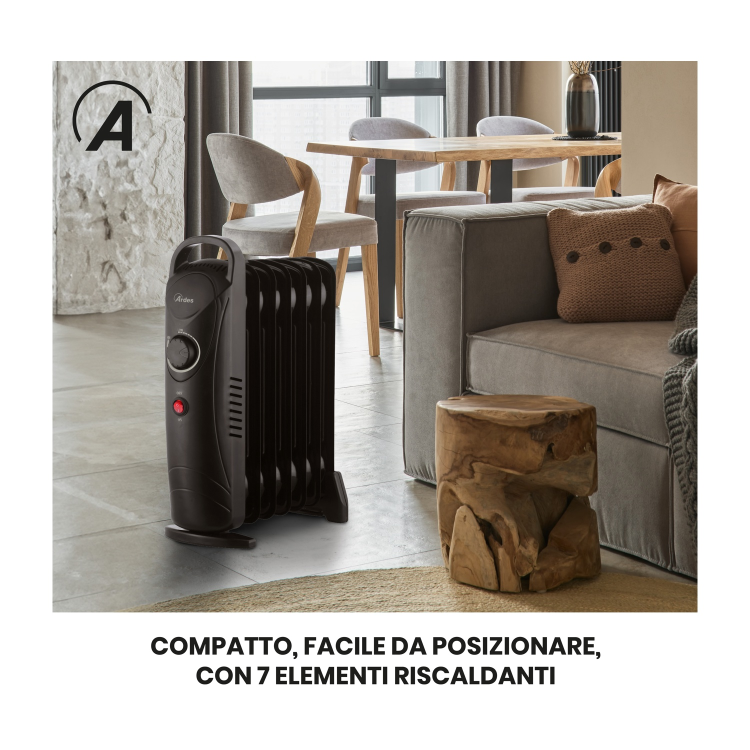 Termosifone a olio nero in una stanza. Tavolo e sedie in legno sullo sfondo, divano e sgabello in legno a destra.