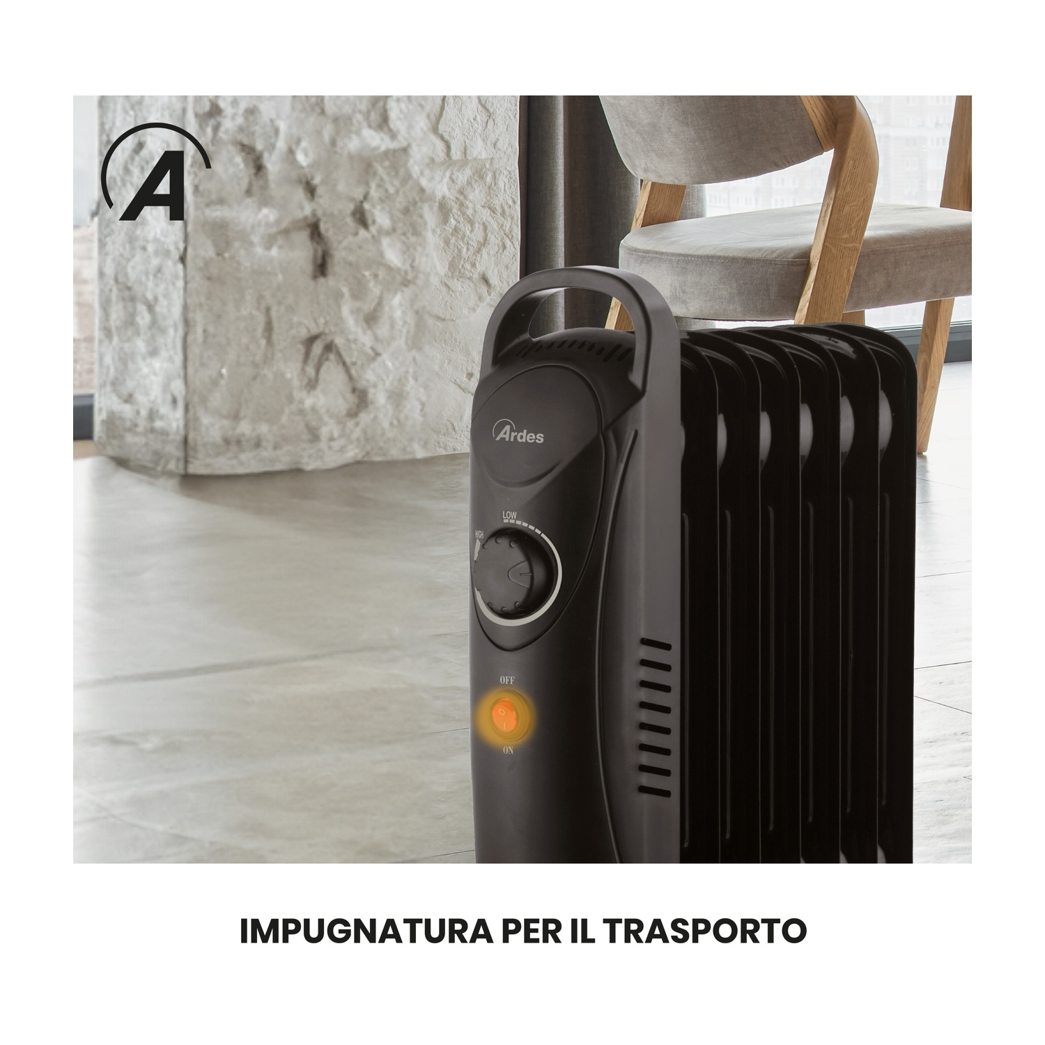 Radiatore a olio nero con maniglia. Ha un quadrante di controllo e una luce on/off. Una sedia e un muro di pietra sullo sfondo.