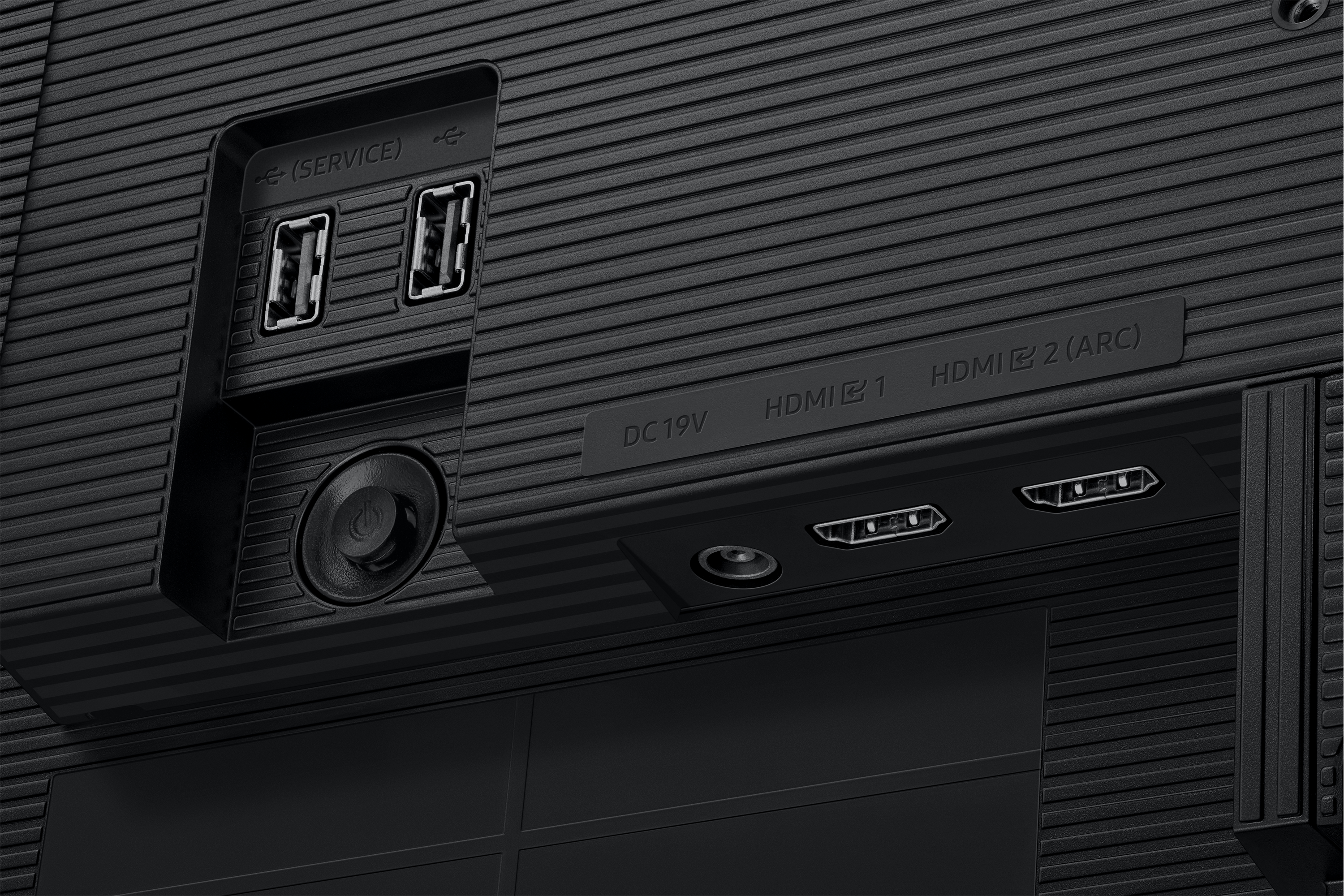 Nahaufnahme der Rückseite eines schwarzen Geräts. Enthält USB-Anschlüsse, HDMI-Anschlüsse und Beschriftungen wie DC19V und HDMI 1/2 (ARC).