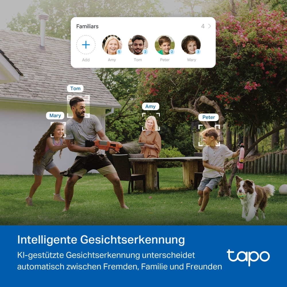 Eine Familie spielt im Garten. Ein Mann schießt mit Wasser auf eine Frau. Ein Mädchen und ein Junge rennen mit Wasserpistolen. Ein Hund ist anwesend.