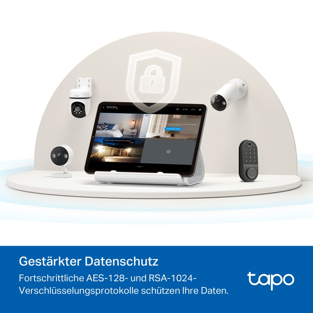 Ein Tablet zeigt eine Home-Security-App. Kameras umgeben es. Eine Fernbedienung ist rechts. Ein Schild-Logo ist oben.