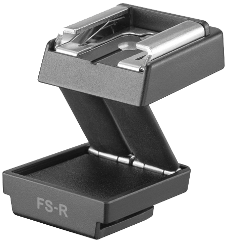 Ein schwarzer Kamera-Blitzadapter mit silberner Oberseite. Die Basis hat die Buchstaben FS-R. Er ist in Zickzackform gefaltet.
