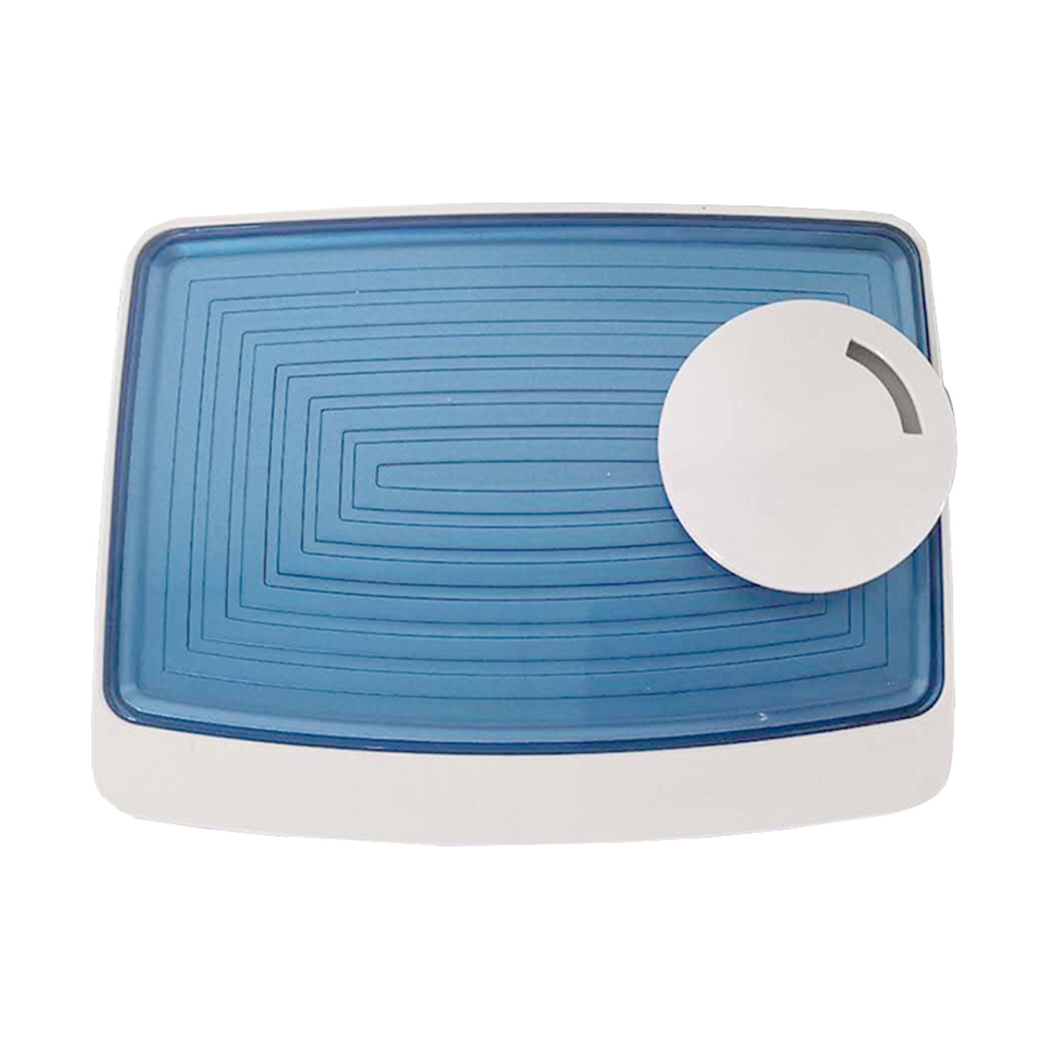 Un portasapone bianco e blu. Ha un bacino blu rettangolare con linee concentriche e una manopola bianca sul lato.