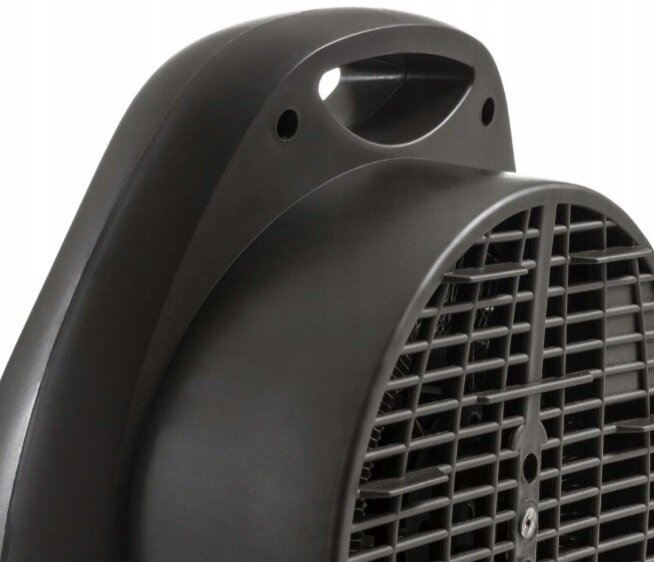 Zbliżenie czarnego grzejnika elektrycznego. Urządzenie posiada uchwyt, otwory wentylacyjne i osłonę wentylatora. Tło jest rozmyte.