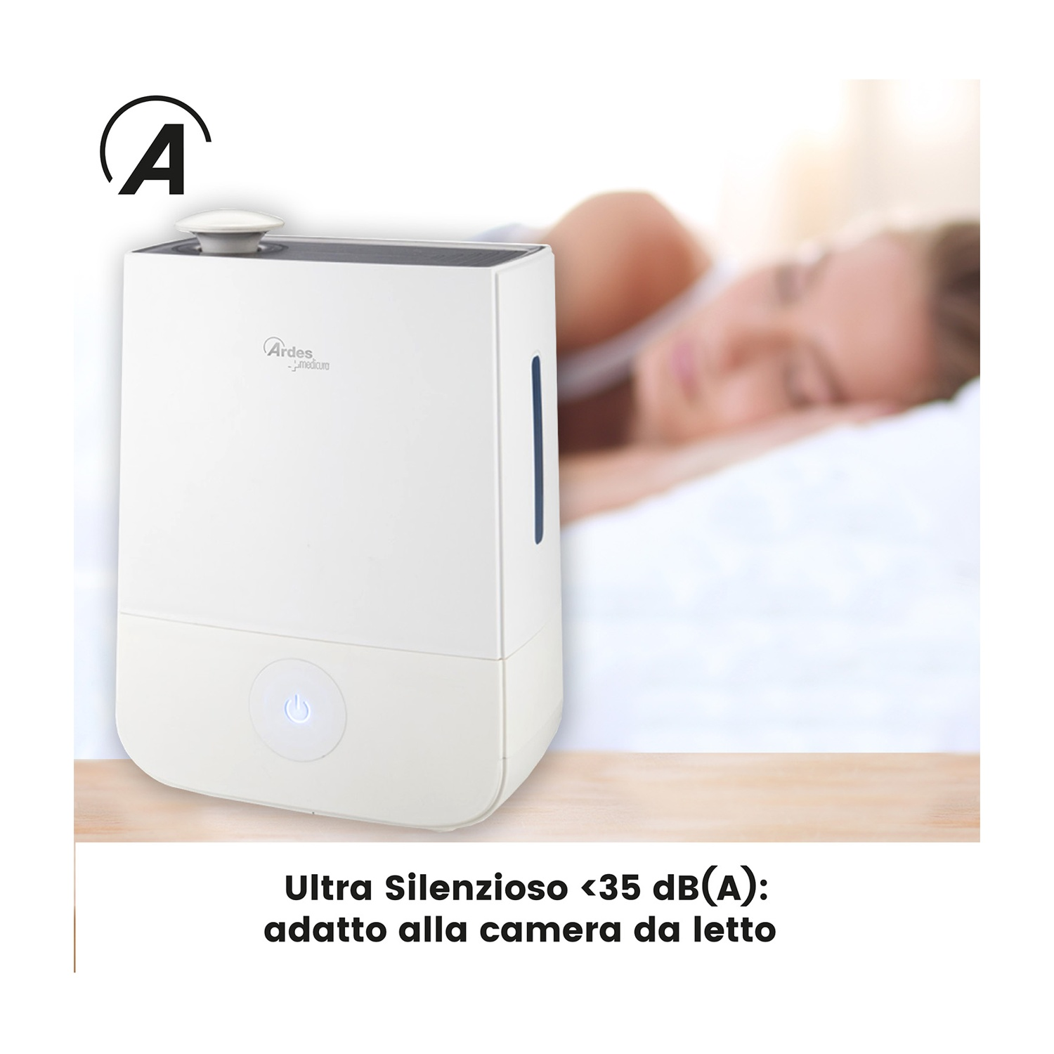 Un umidificatore bianco con una persona che dorme sullo sfondo. Il testo in basso recita: 'Ultra Silenzioso <lt/>35 dB(A): adatto alla camera da letto'.