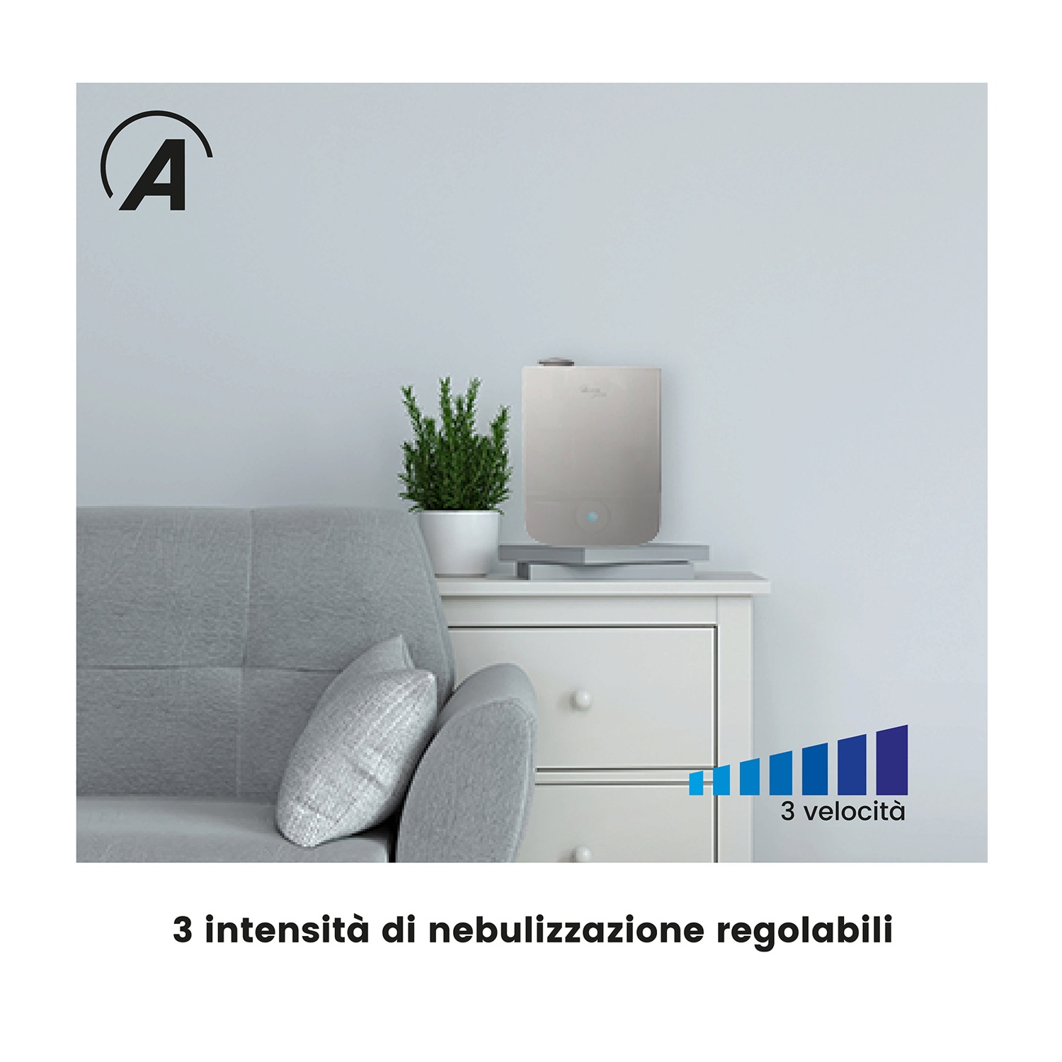 Un umidificatore è su un comodino bianco vicino a un divano. Ha una pianta e un indicatore a 3 velocità.