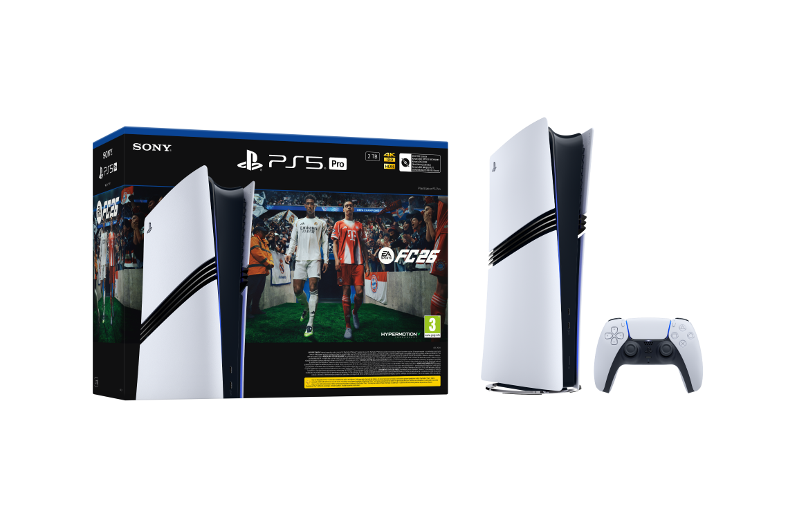 Konsola PlayStation 5 Pro z pudełkiem z grą i kontrolerem. Pudełko przedstawia piłkarzy. Konsola jest biało-czarna.