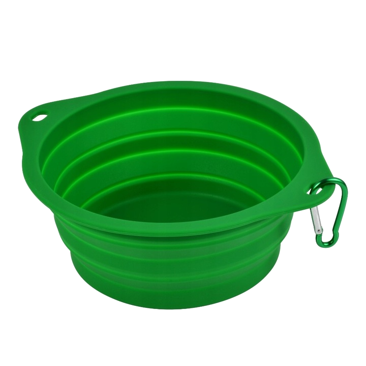 Zielona, składana miska dla psa z karabińczykiem. Jest otwarta i gotowa do użycia, na czarnym tle.