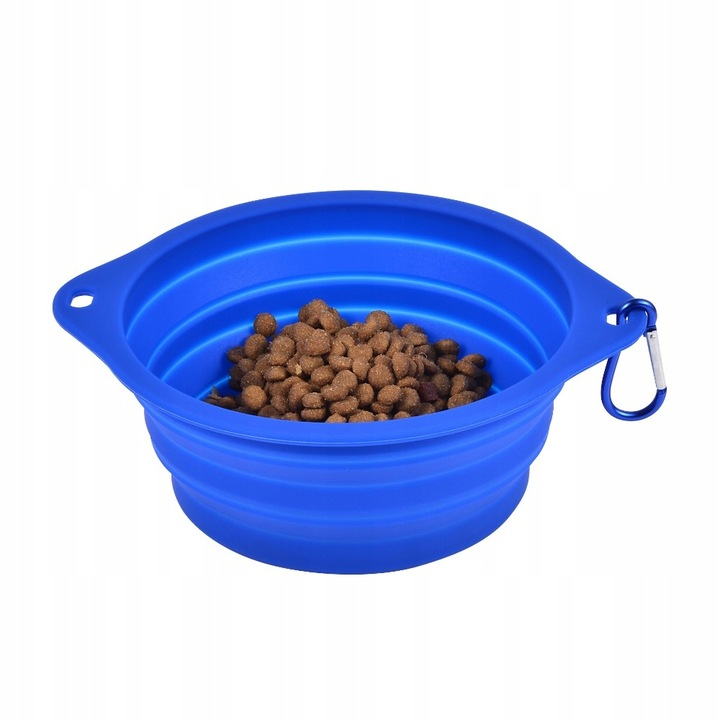 Niebieska, składana miska dla psa wypełniona brązową karmą. Dołączony srebrny karabińczyk. Białe tło.