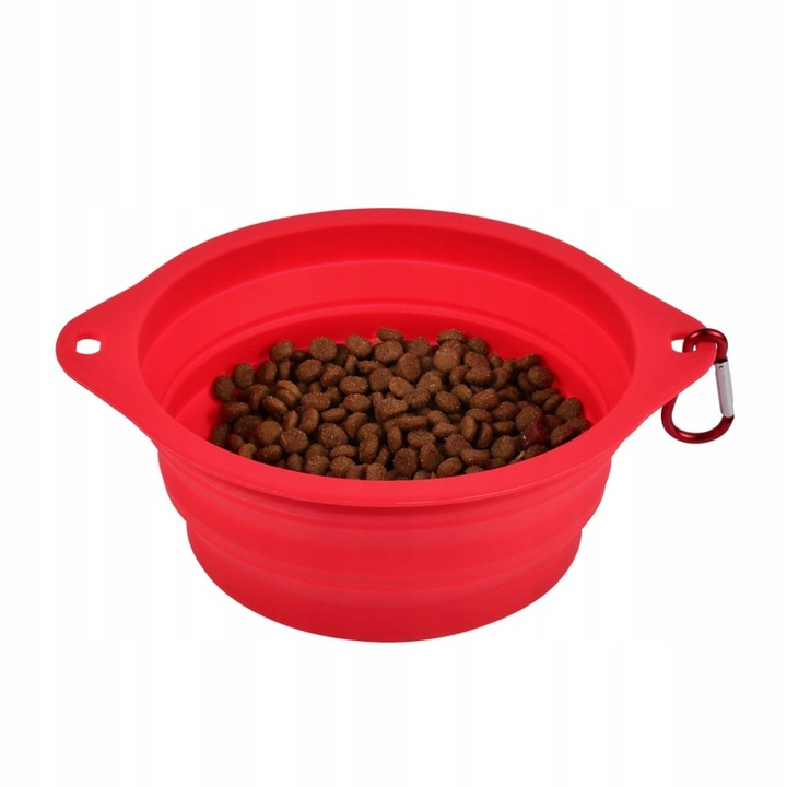 Czerwona, składana miska dla psa wypełniona brązową karmą. Do miski przymocowany jest czerwony karabińczyk.