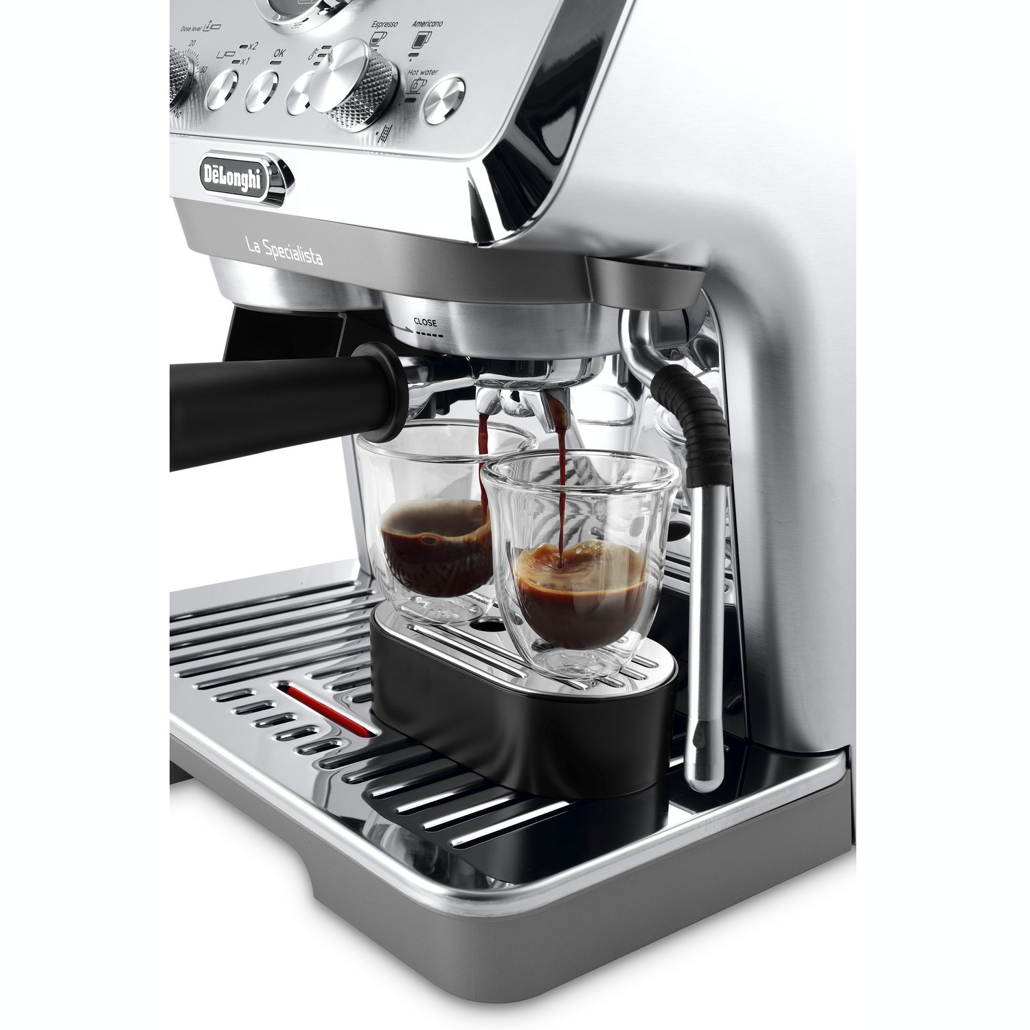 Espressomachine die koffie in twee doorzichtige glazen giet. De machine is zilver en zwart, met draaiknoppen en knoppen. De koffie is donkerbruin.