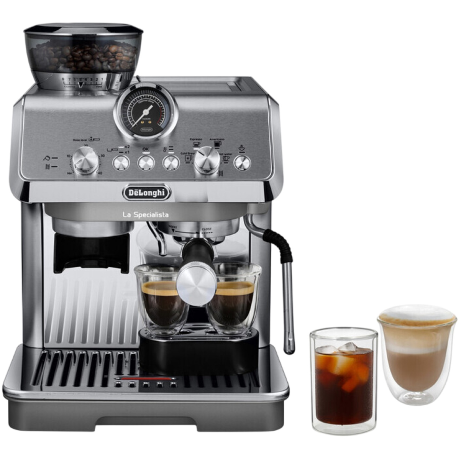 Zilverkleurige De'Longhi espressomachine met koffiebonen en twee glazen espresso. Er worden ook nog twee andere koffiedranken getoond.