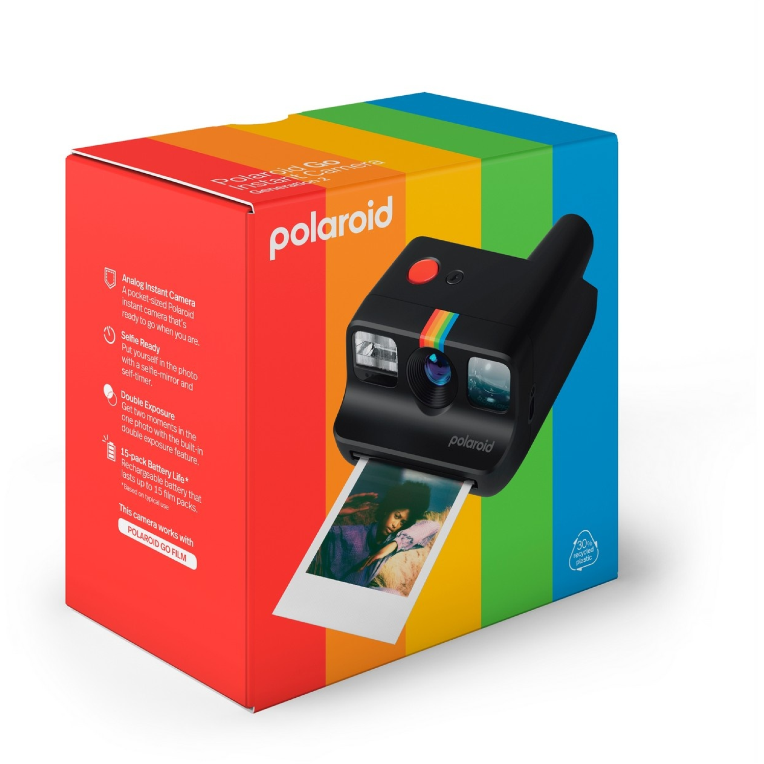 Un appareil photo instantané Polaroid Go est présenté avec sa boîte. L'appareil photo est noir avec une bande arc-en-ciel, imprimant une photo. La boîte est colorée.