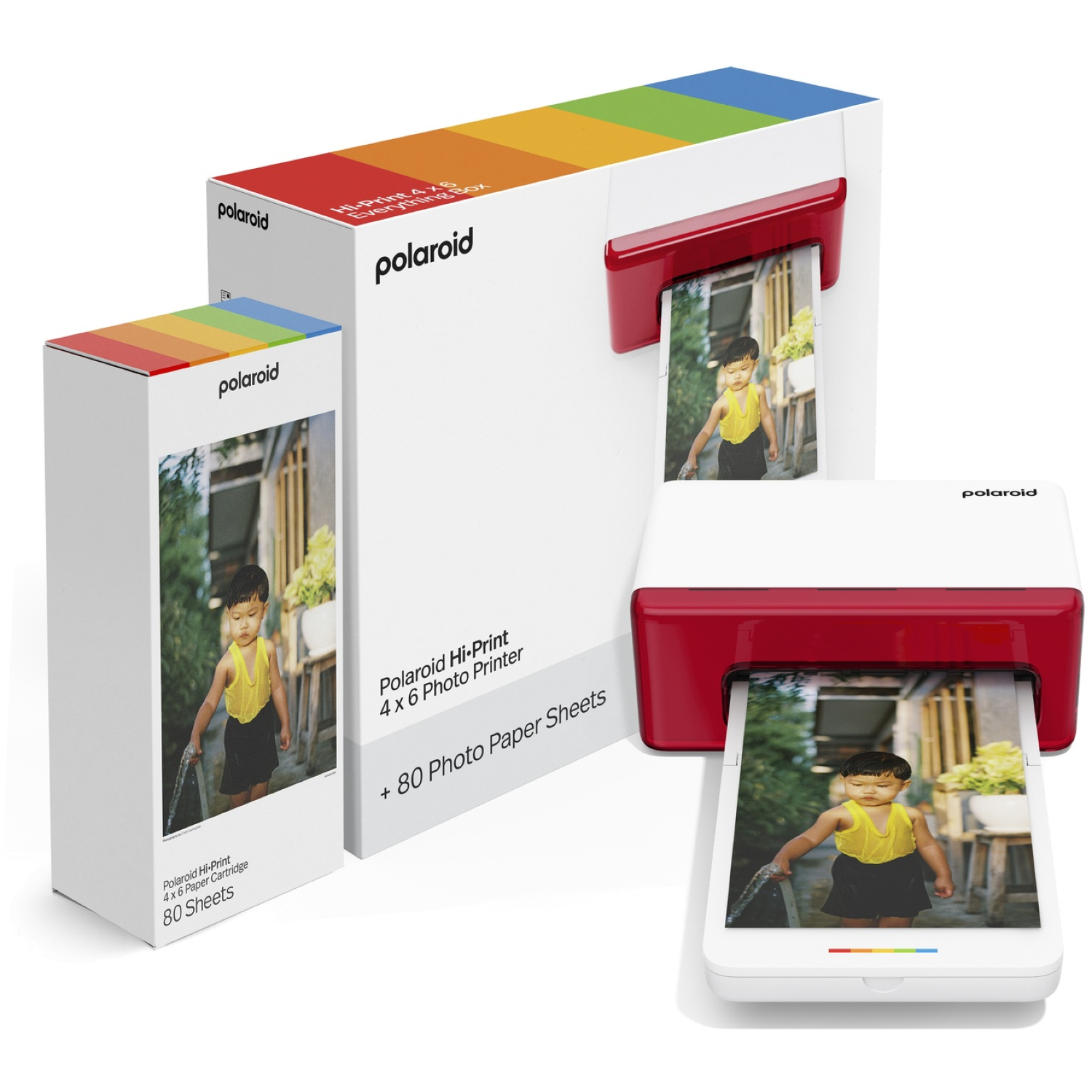 Polaroid printer en papieren dozen. Afbeeldingen tonen een kind in een geel shirt. Printer print foto's. Dozen hebben regenboogkleuren bovenop.
