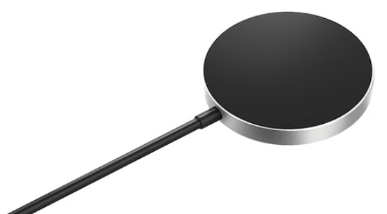 Czarna bezprzewodowa podkładka ładująca ze srebrną obwódką i czarnym kablem rozciągającym się po przekątnej na białym tle.