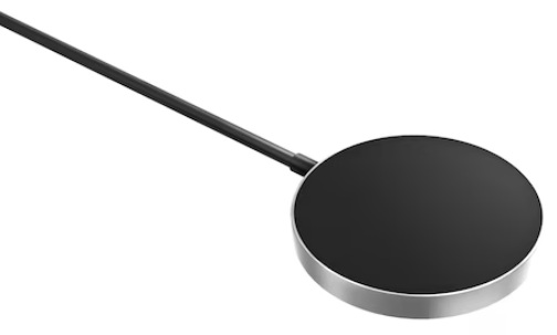 Czarna ładowarka bezprzewodowa ze srebrną obwódką i czarnym kablem. Tło jest białe.
