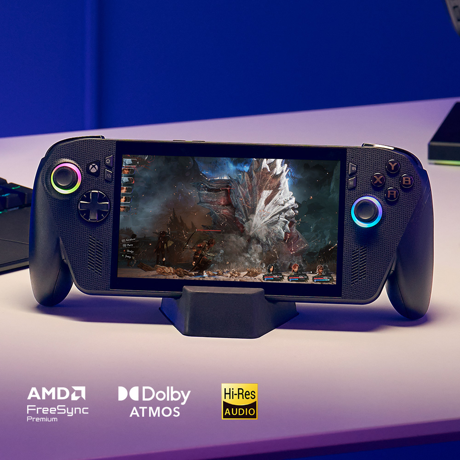 Een handheld gameconsole toont een game scene. Het heeft knoppen en joysticks. Logo's voor AMD, Dolby en Hi-Res Audio zijn te zien.