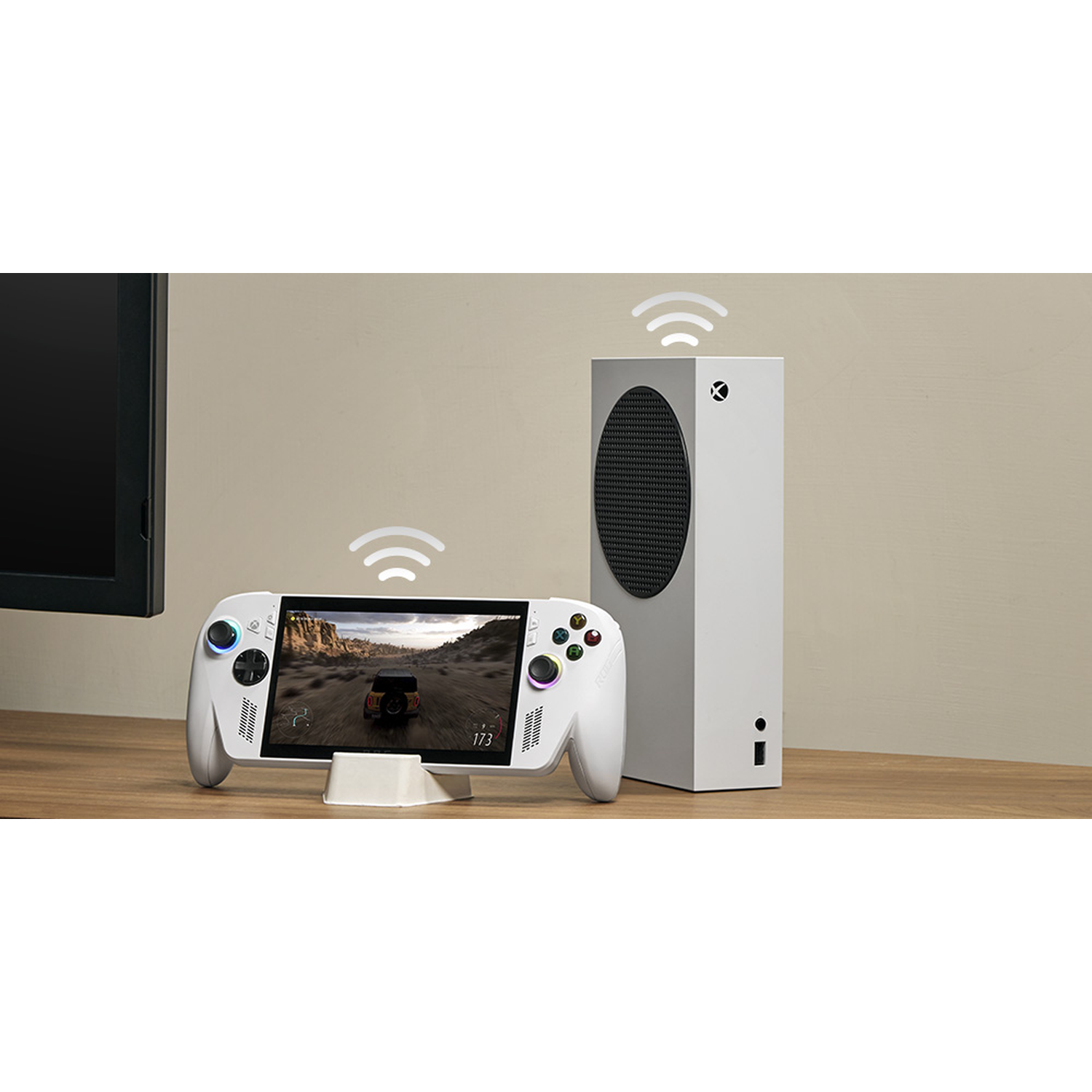 Een witte handheld gaming device op een standaard, met een racespel, verbonden met een witte Xbox Series S console, beide met wifi-iconen.