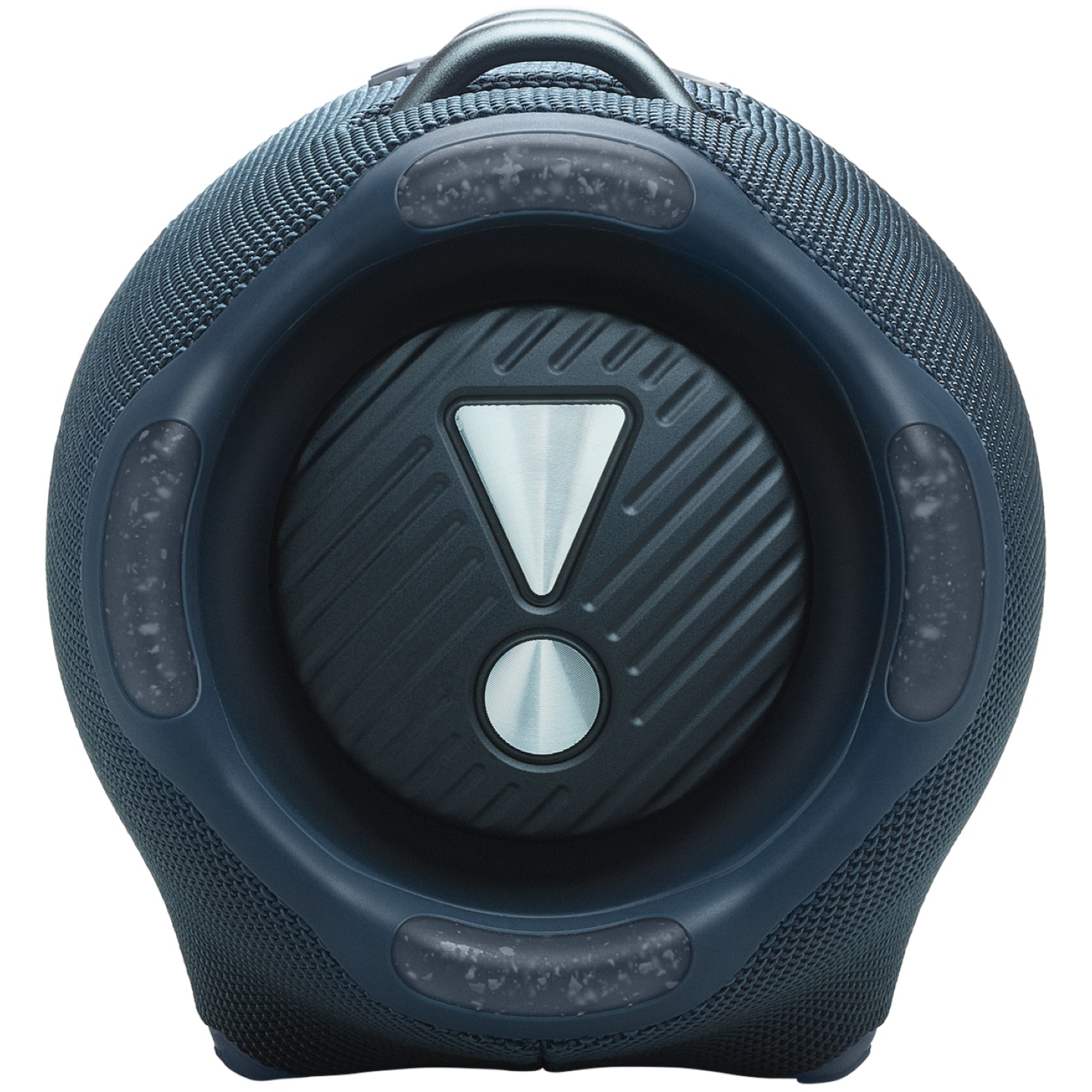 Un haut-parleur bleu foncé, de forme ovale, avec une poignée. Il possède un panneau central avec un point d'exclamation et un bouton circulaire.