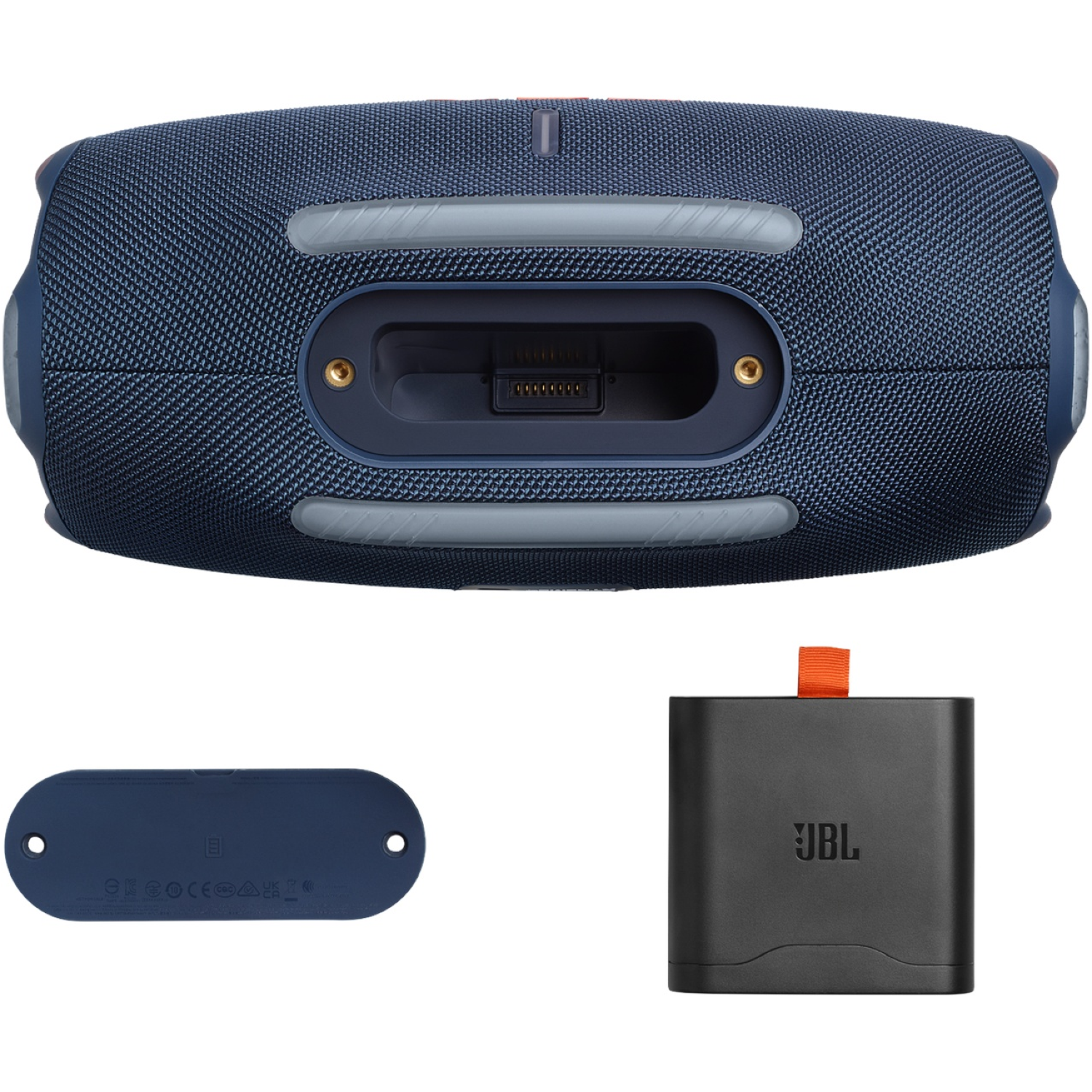 Un haut-parleur JBL bleu, une petite plaque bleue et un chargeur noir avec une sangle orange sont présentés sur fond blanc.
