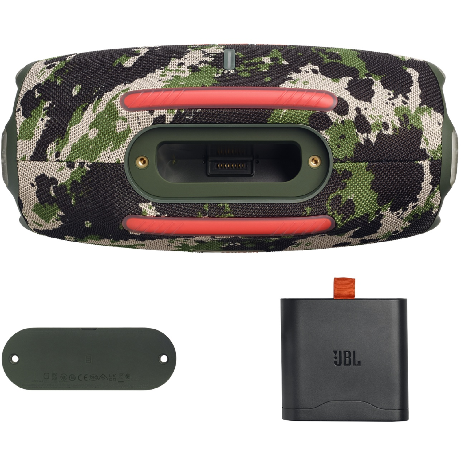Enceinte JBL camouflage, accents rouges, station de charge. Aussi une base de charge et un boîtier de chargeur avec le logo JBL.