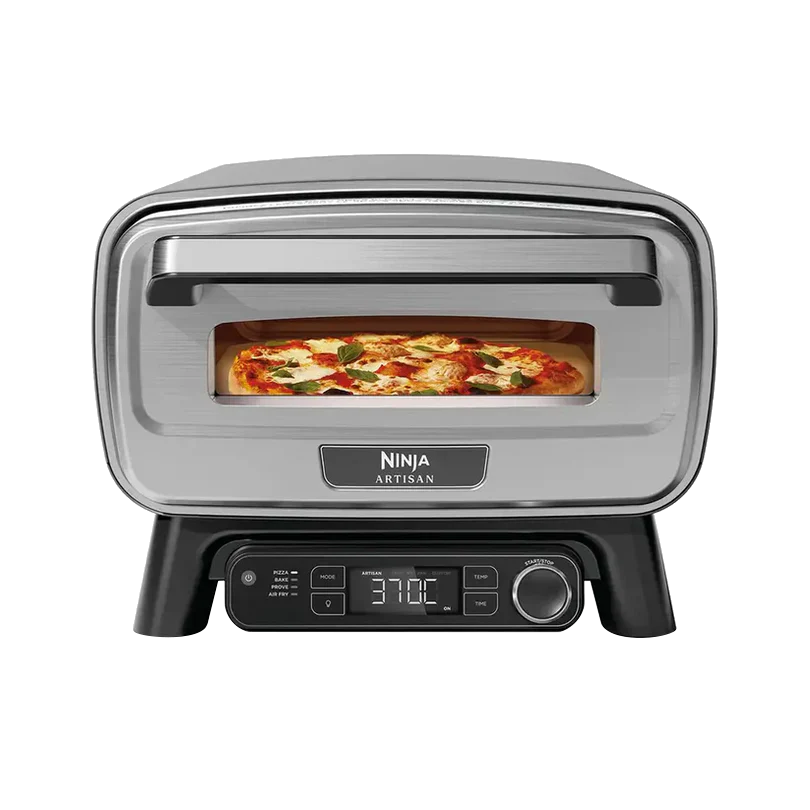 Egy Ninja Artisan sütőben pizza. Ezüst és fekete. A sütő 370C-os hőmérsékletet mutat. A pizzán feltétek vannak.