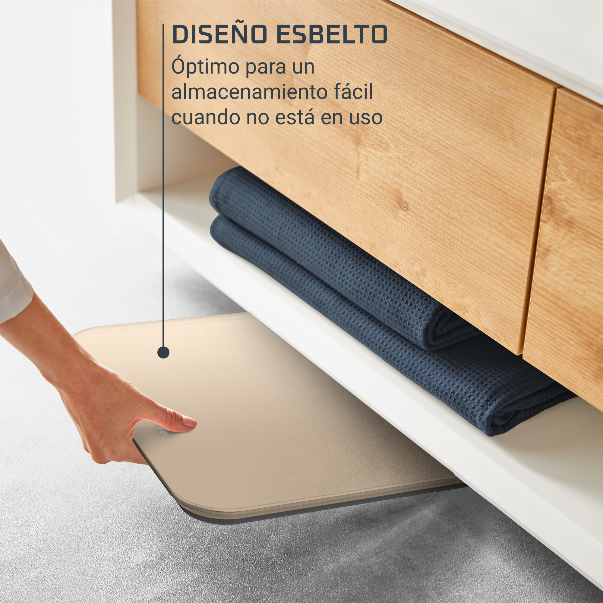 Una mano saca una bandeja beige de un armario. Toallas azul oscuro en un estante. Texto: 'Diseño delgado'.