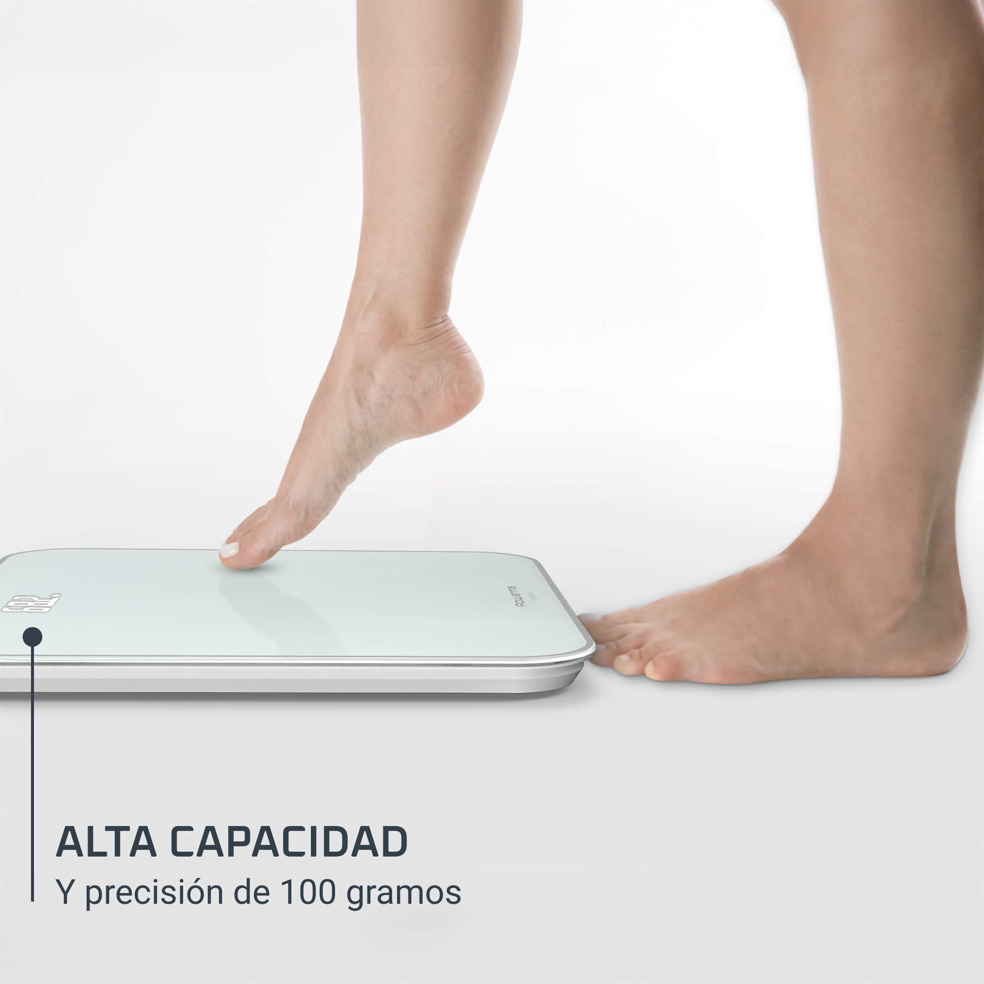 Pies de una persona sobre una báscula digital. Un pie está en la báscula, el otro al lado. Fondo blanco.