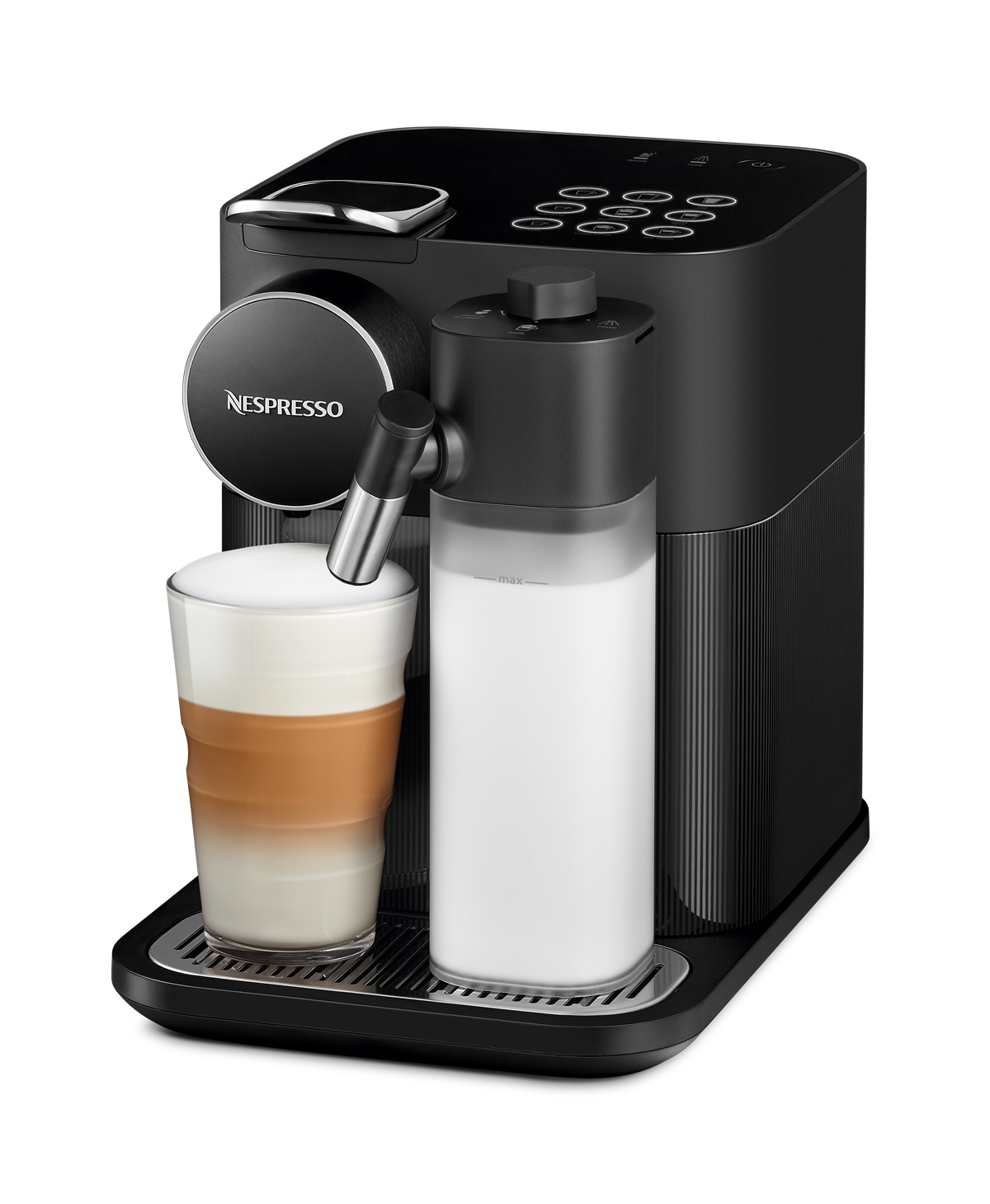 Siyah Nespresso kahve makinesi, bir bardak latte ile. Süt köpürtücü içerir. Üstte düğmeler. Gümüş detaylar. Beyaz arka plan.