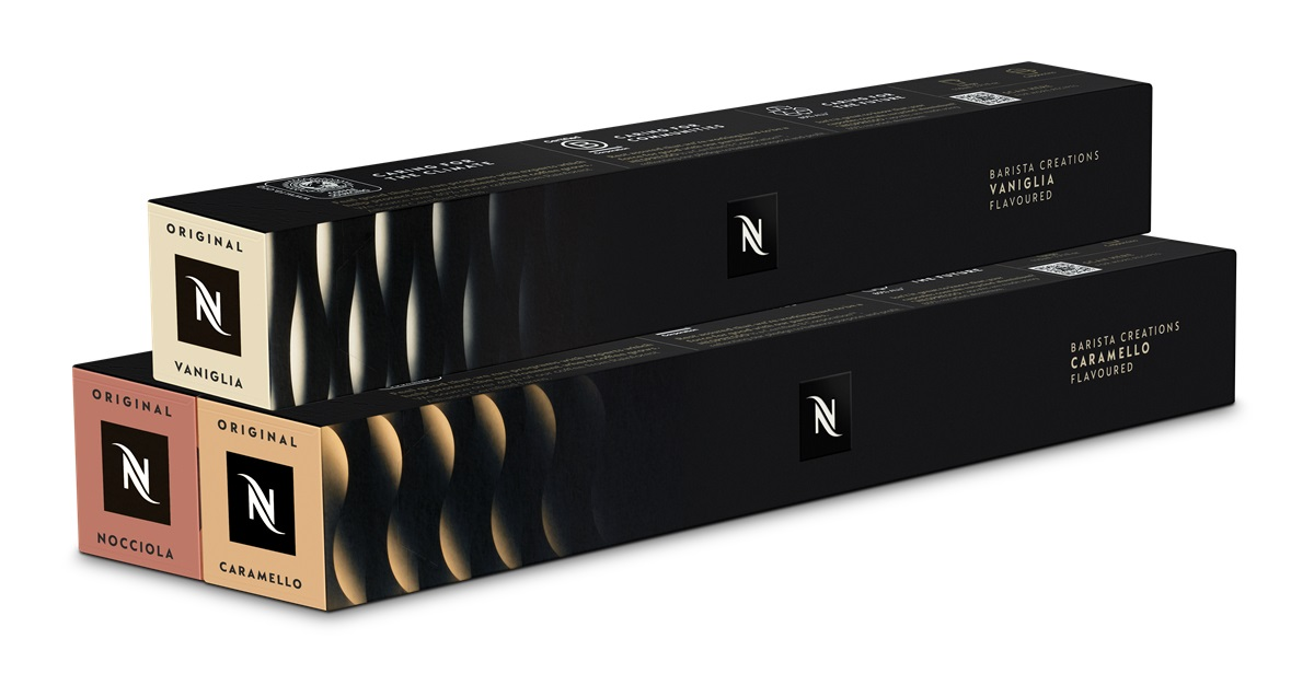 İki üst üste konmuş Nespresso kutusu. Üst kutu: Vaniglia. Alt kutu: Nocciola ve Caramello. Nespresso logolu siyah kutular.