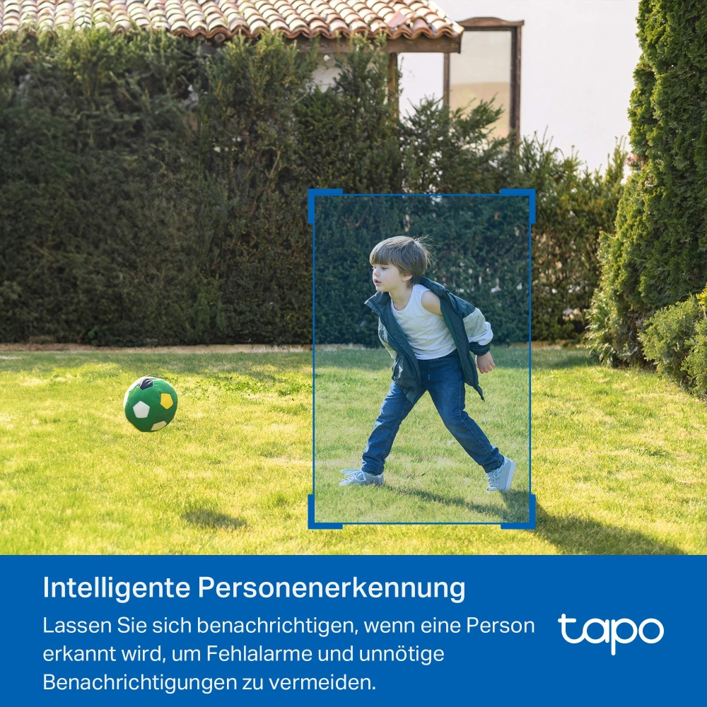 Ein Junge rennt auf einem Rasen auf einen Fußball zu. Grünes Gras, Büsche und ein Haus im Hintergrund. Ein blauer Rahmen markiert den Jungen.