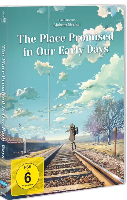 Ein Mädchen geht auf Bahngleisen auf einen hohen Turm zu, unter einem bewölkten Himmel, ein Filmcover. Der Titel lautet 'The Place Promised in Our Early Days'.