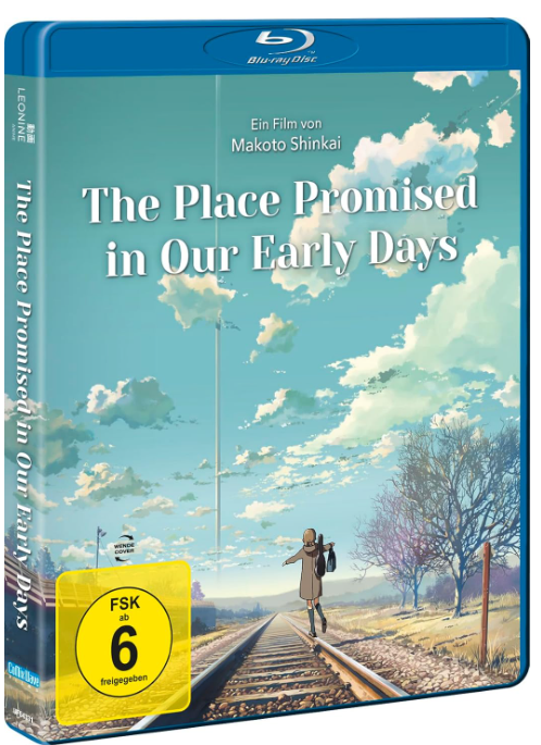 Blu-ray-Cover. Ein Mädchen geht auf Bahngleisen auf einen Turm zu. Der Himmel ist blau mit Wolken, Filmtitel oben.