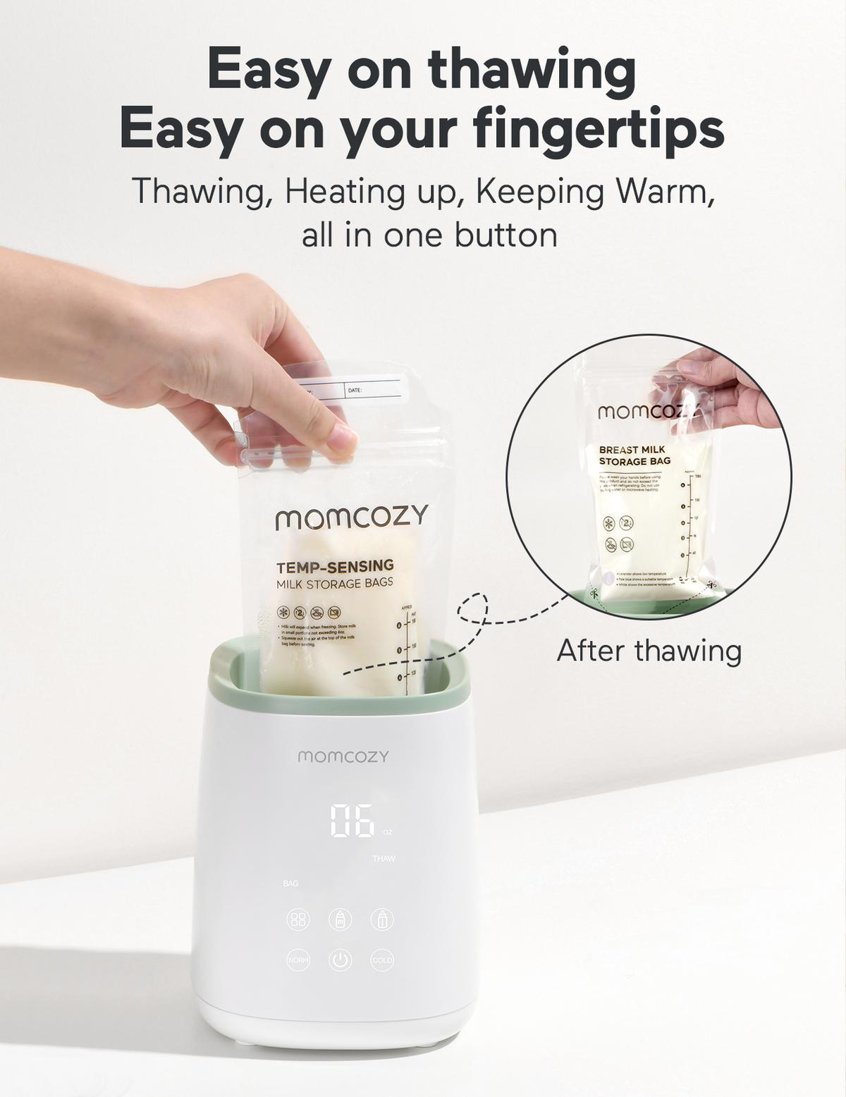 Ein weißer Muttermilchwärmer mit einem Milchbeutel darin. Der Text lautet 'Easy on thawing'. Eine Hand hält einen anderen Milchbeutel.