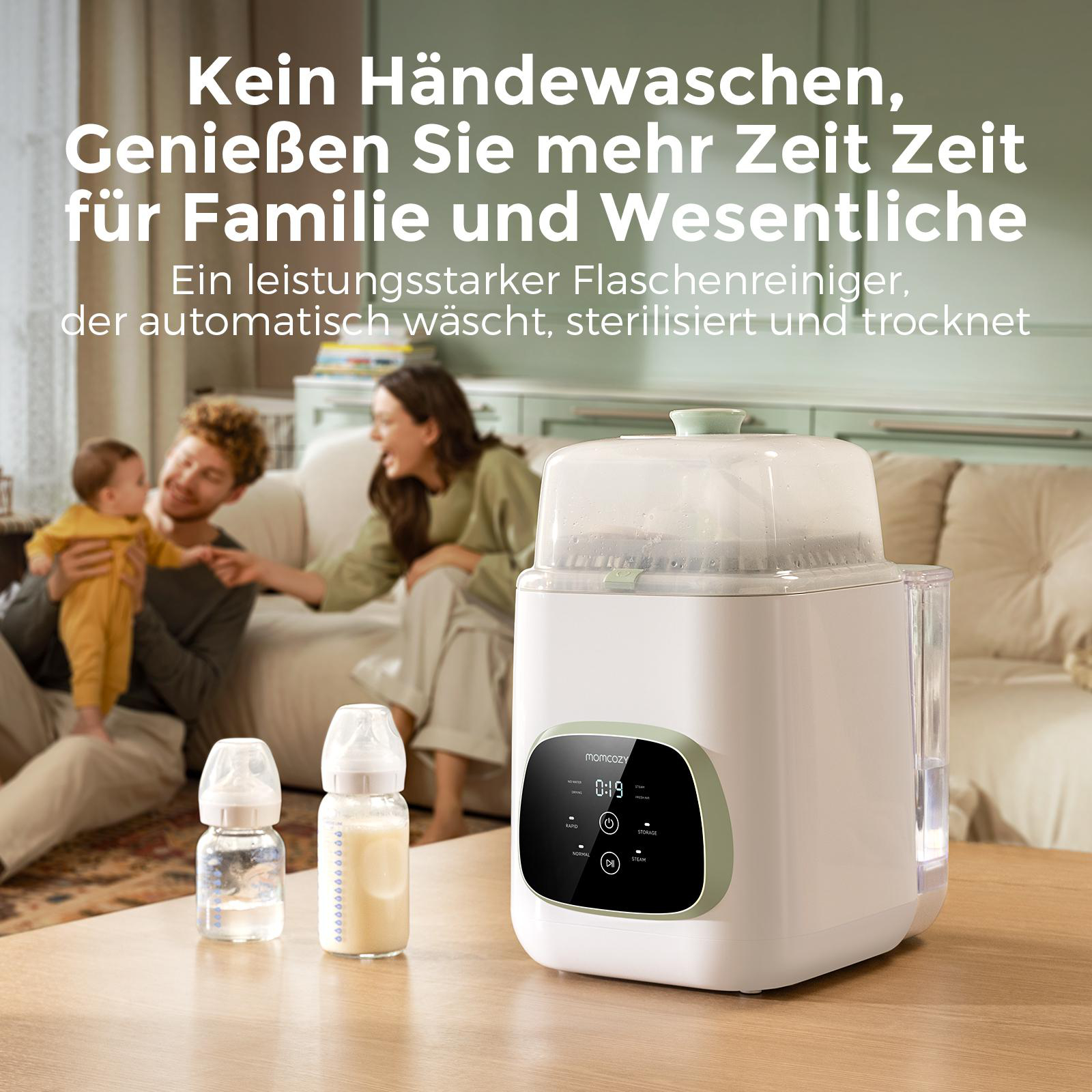 Im Hintergrund eine Familie, im Vordergrund ein Flaschensterilisator und zwei Flaschen auf dem Tisch.
