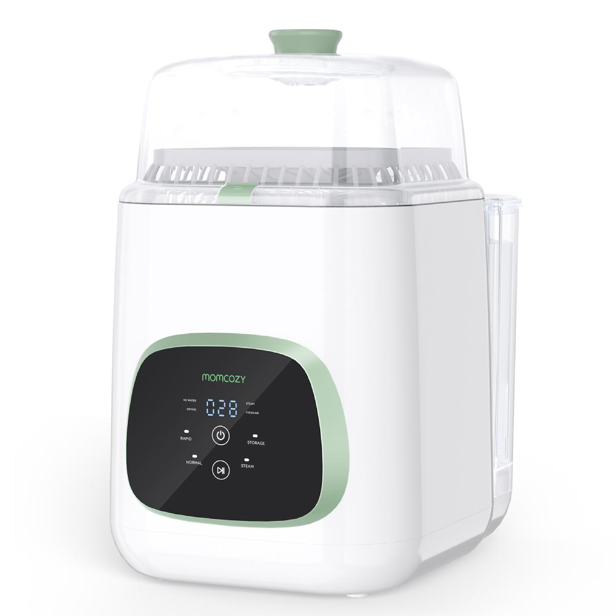 Weiß-grüner Momcozy Babyflaschensterilisator. Er hat ein digitales Display und einen transparenten Deckel. Das Design ist modern und kompakt.