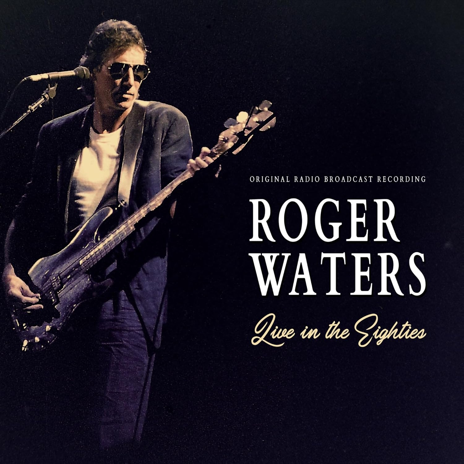 Roger Waters basszusgitározik, napszemüveget visel, a színpadon. A szöveg: "Roger Waters Live in the Eighties."